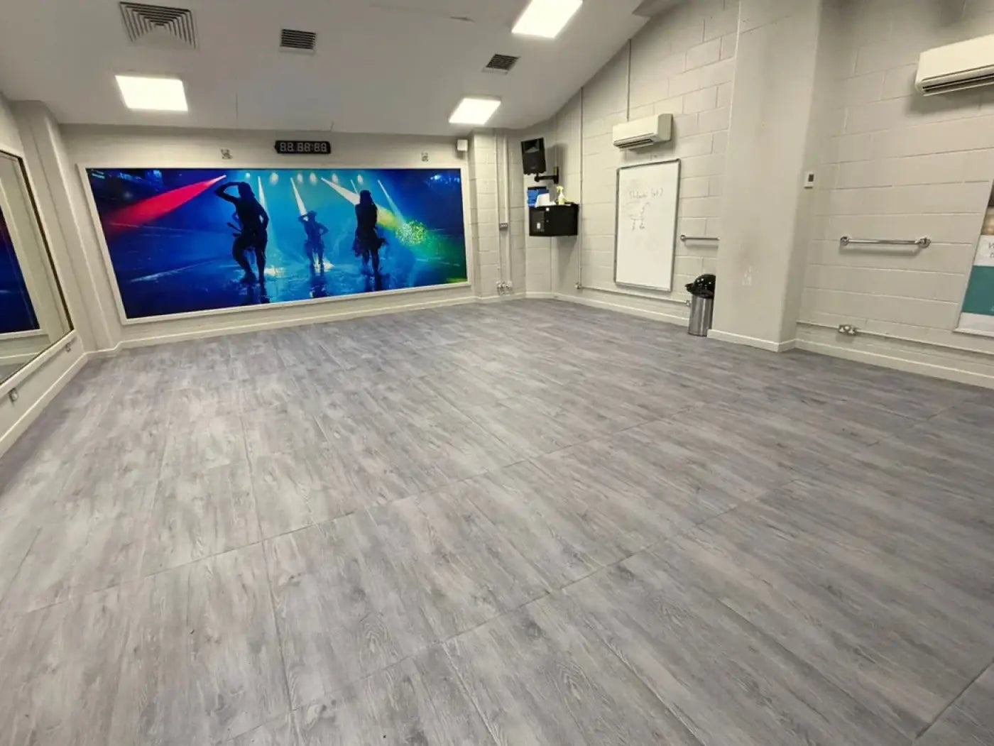 Gray wood-grain vinyl floor tiles 20mm wood effect premium flooring for home gyms measuring 1m by 0.5m